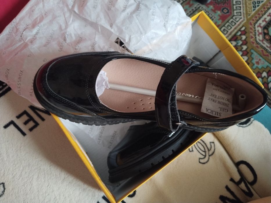 Продам новые лоферы для девочки 36 размер.