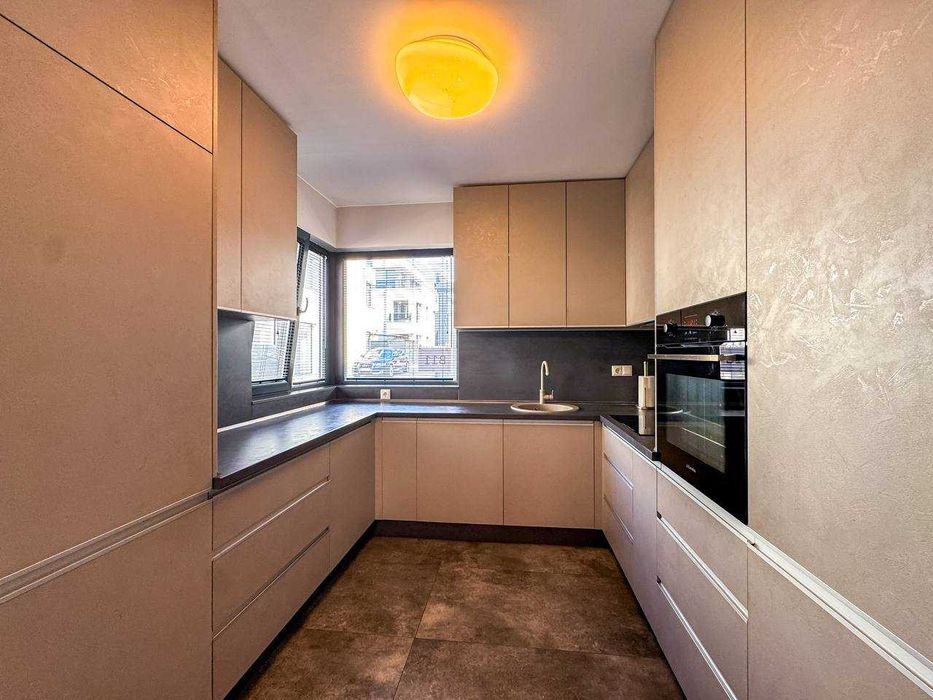 Триетажна модерна къща с двор в Сарафово, Бургас