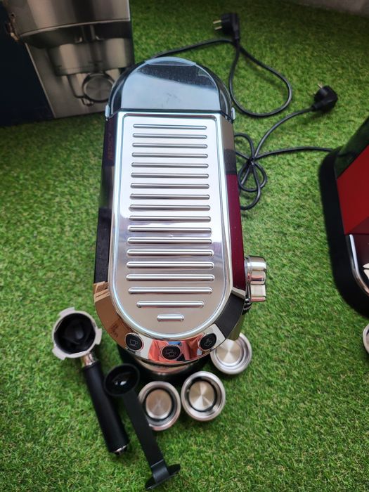 Кафемашина с ръкохватка Делонги DeLonghi Dedica EC685W Бяла