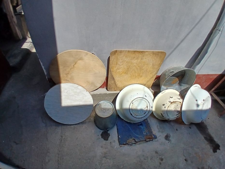 Тазы разные ,ведро алюминь, крышки бачковые , доски для теста.