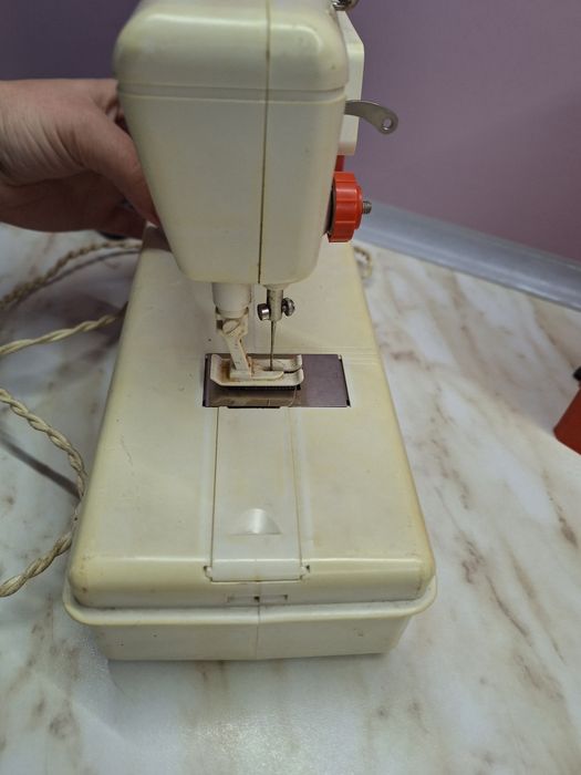 Стара детска мини шевна машина