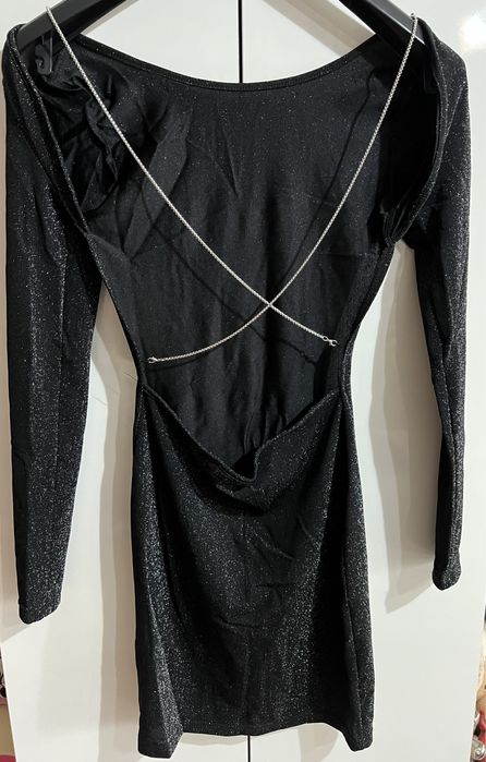 Рокля с гол гръб