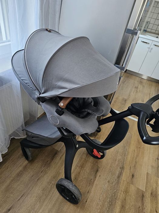 Stokke Xplory X Grey (2022)  set complet, stare foarte bună

Cărucior