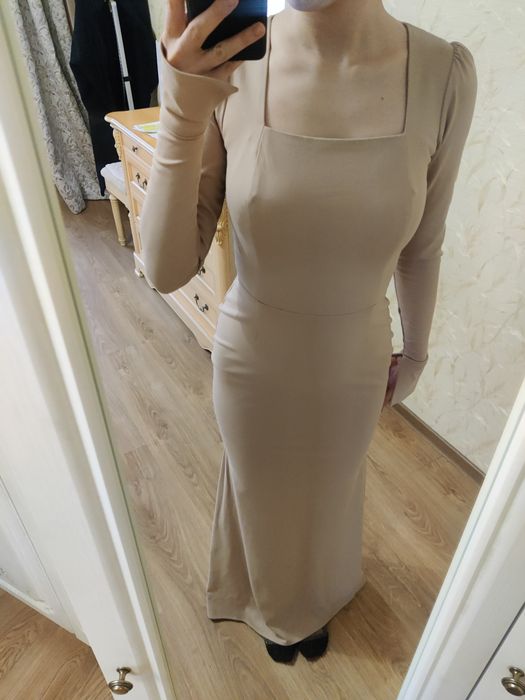 Платье бежевое M 44