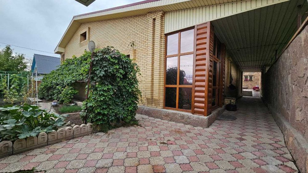 Продам большой кирпичный дом