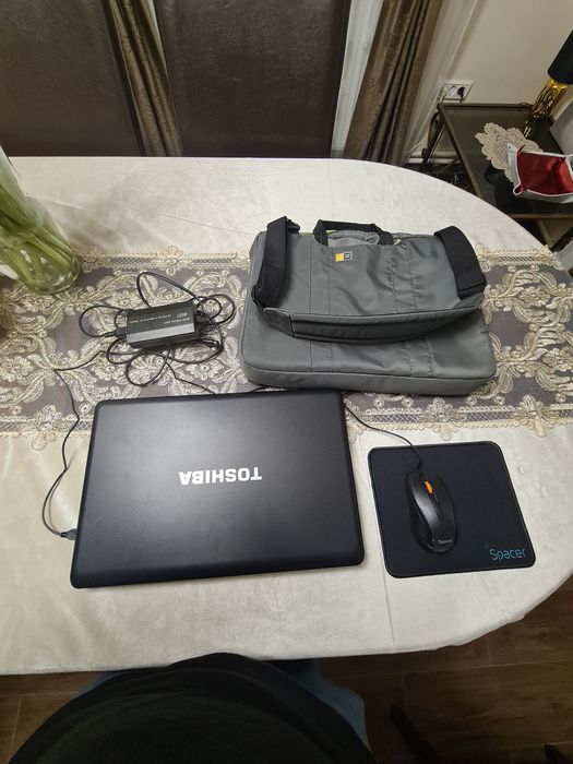 Laptop Toshiba cu geanta