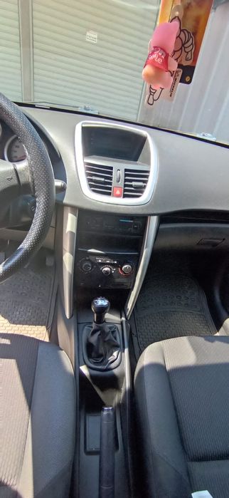 Продавам Пежо 207.бензин и газ 2009г ,октомври, сервизна книжка,