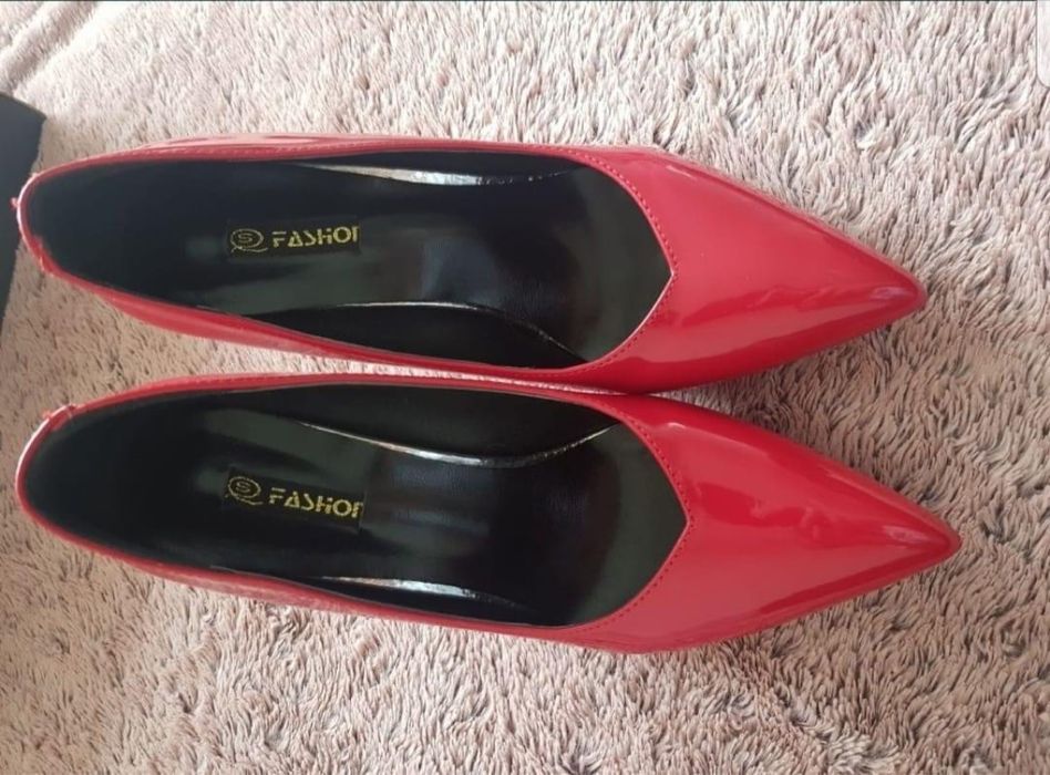 Червени обувки на ток