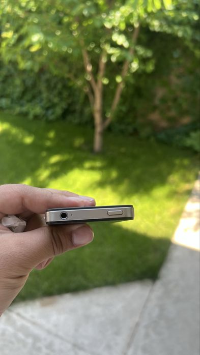 iPhone 4s ideal holatda retro telefon zaryatchik kabel qoshib beriladi