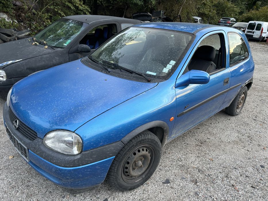 Опел корса Б 1.4 1.6 бензин на части. Може и цяла.