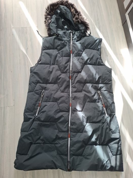 Дамски зимен елек с качулка.