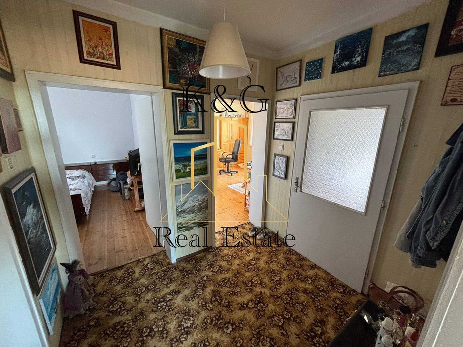 Етаж от къща в кв " Варош "