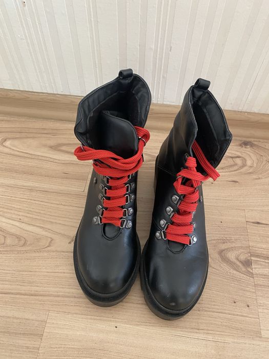 Черни боти с дикорации