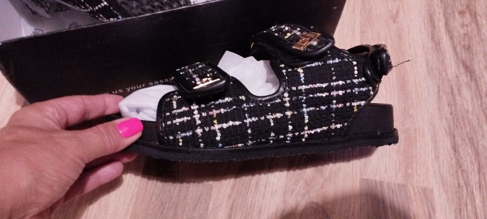 Сандали чисто нови