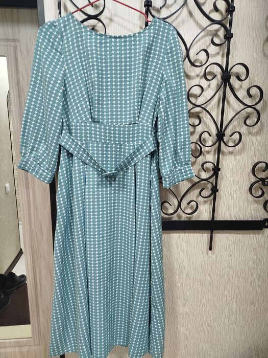 Платье шикарное бирюзового цвета ниже колен