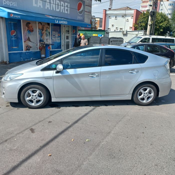 Vând toyota prius