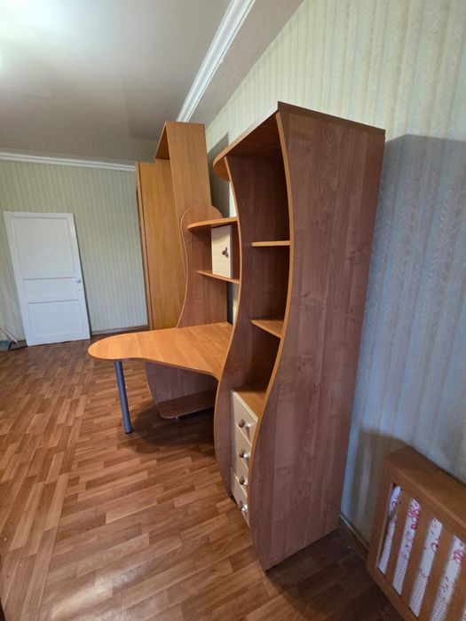 Письменный компьютерный стол с полками