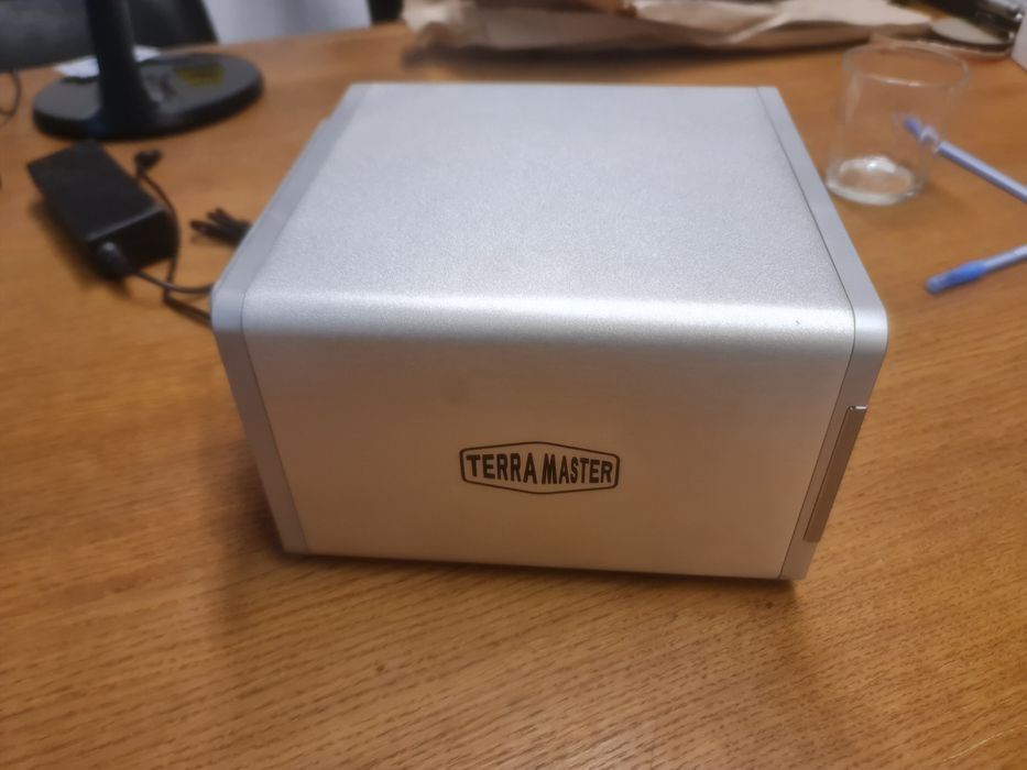 Terramaster F4-220 este un server NAS de 4 bay-uri