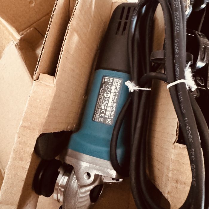 Polizor unghiular mic MAKITA 9557HNR 115mm NEFOLOSIT,la cutie complet