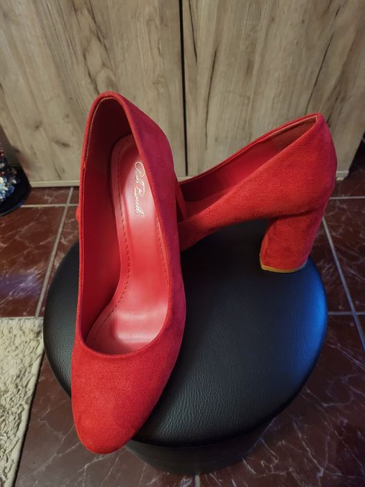 Продавам червени обувки от естествен велур