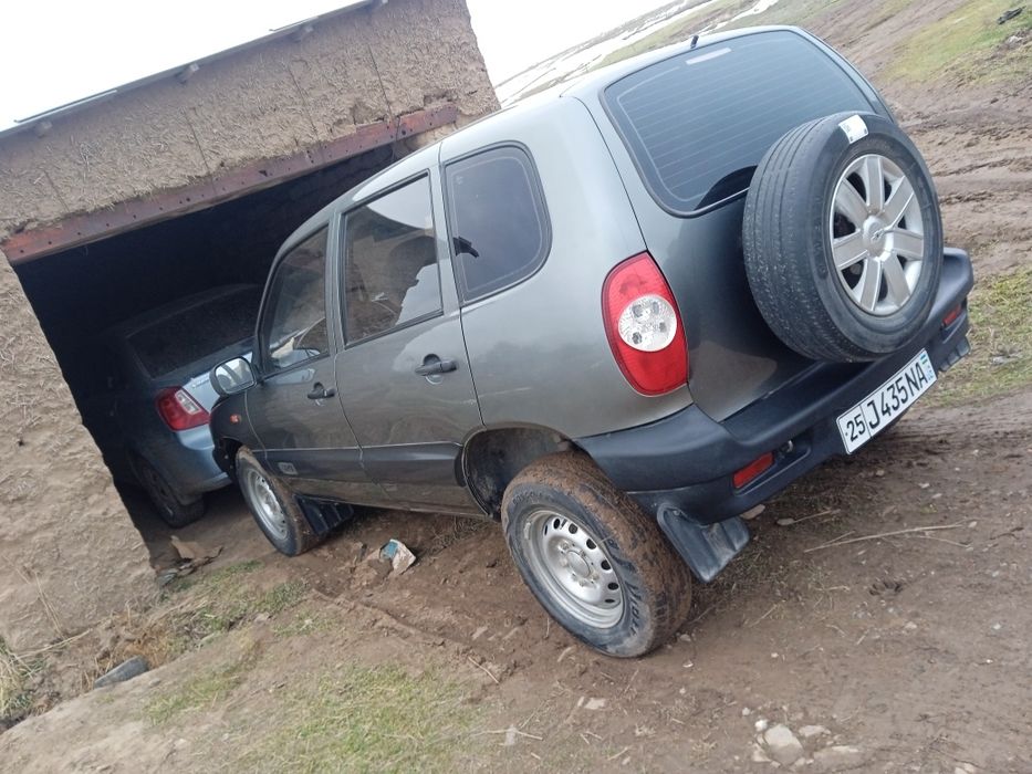 Chevrolet Niva 4x4 sotiladi