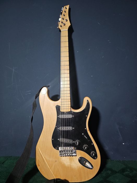 Продаётся винтажная электрогитара