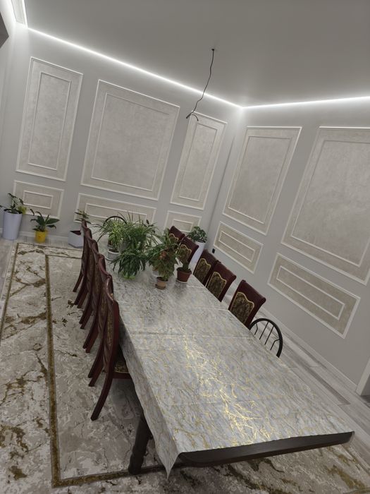 Овальный стол со стульями