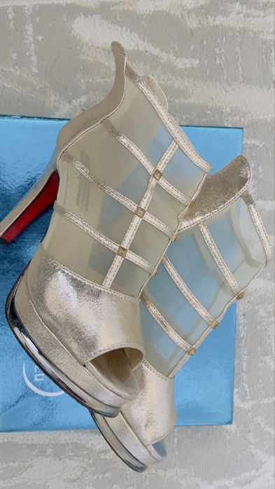 Женские босоножки