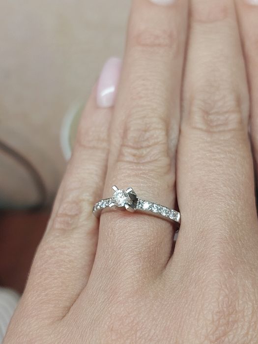 Продаётся бриллиантовое кольцо