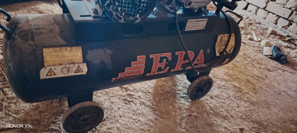 Kompressor  sotiladi