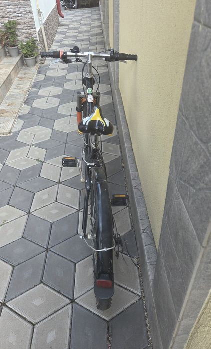 Bicicletă MTB neagră cu suspensie, stare bună