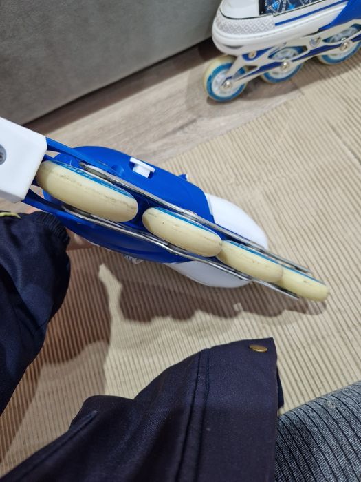 Тъмно сини ролери