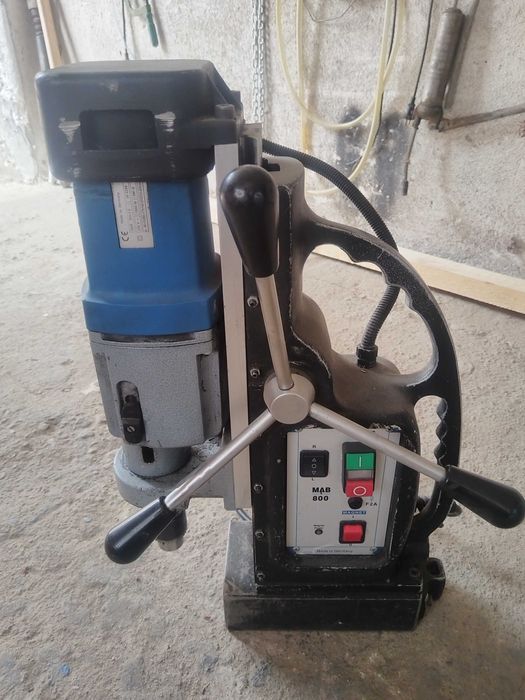 Магнитна настолна бормашина