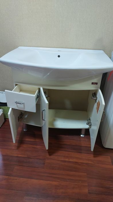 Продаётся б/у раковина/умывальник  со шкафом