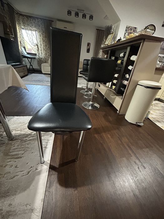 Vând set dining sticla securizată, extensibilă de la 150 × 80 cm la 210 × 80 cm, împreună cu 6 scaune din piele ecologică neagră.