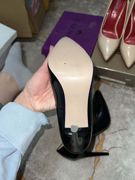 Лабутены разные