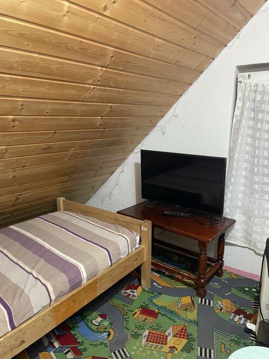 Închiriez camera buccătărie și baie la casa