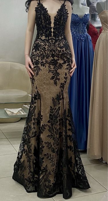 Бална дълга рокля с черна дантела и телесна основа