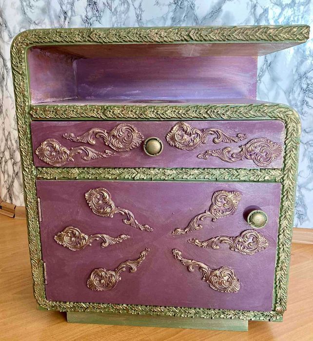 Ръчно декорирано нощно шкафче от дърво