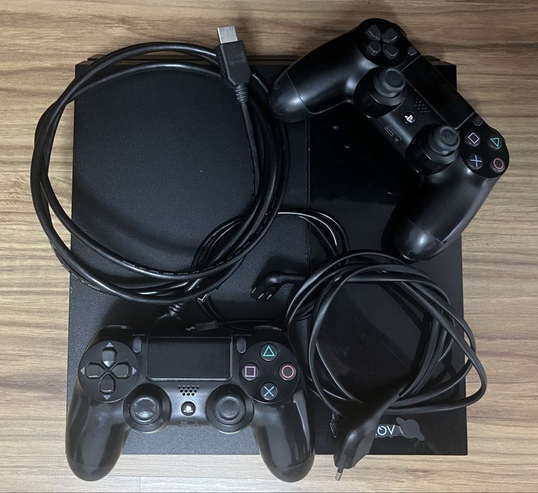 PlayStation 4 500 GB – stare foarte bună + accesorii necesare