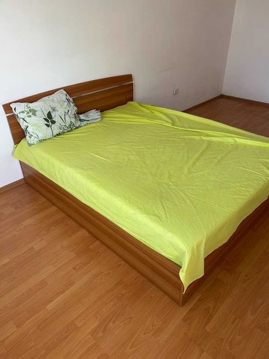 Спалня 200х160 с матрак и чекмедже