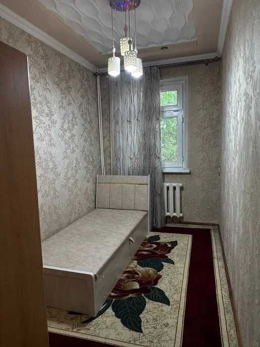 На против парк Миллий бог продается 4 комнатная кв