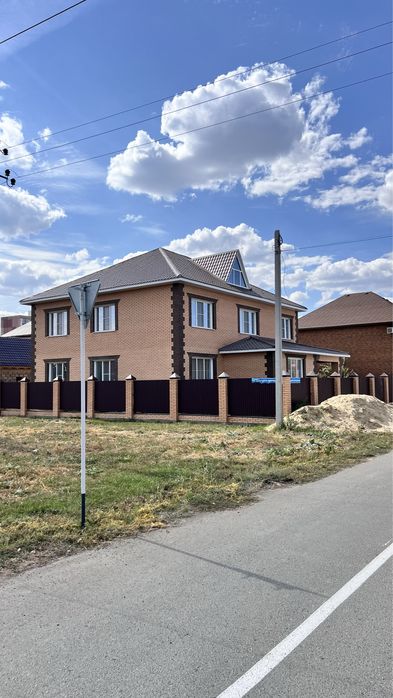 Продам новый дом. Строили для себя. В хорошем районе. Участок 7,5