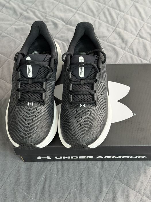 Продам новые кроссовки бренд Under Armour
