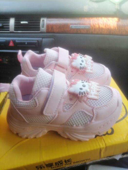 Новые кроссовки на девочку