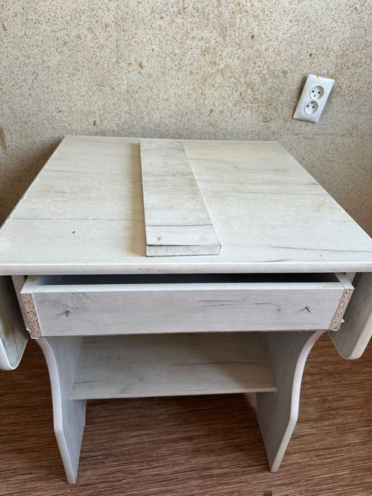 Продам кухонный стол срочно 5.000