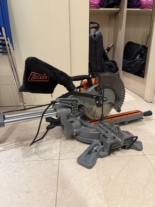 Торцовочная пила Black+Decker