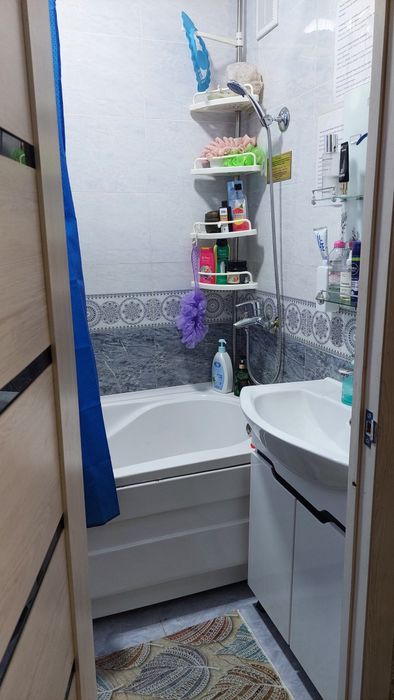 Продаётся  3 х комнатная квартира 1 этаж