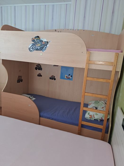 Двуетажно масивно легло