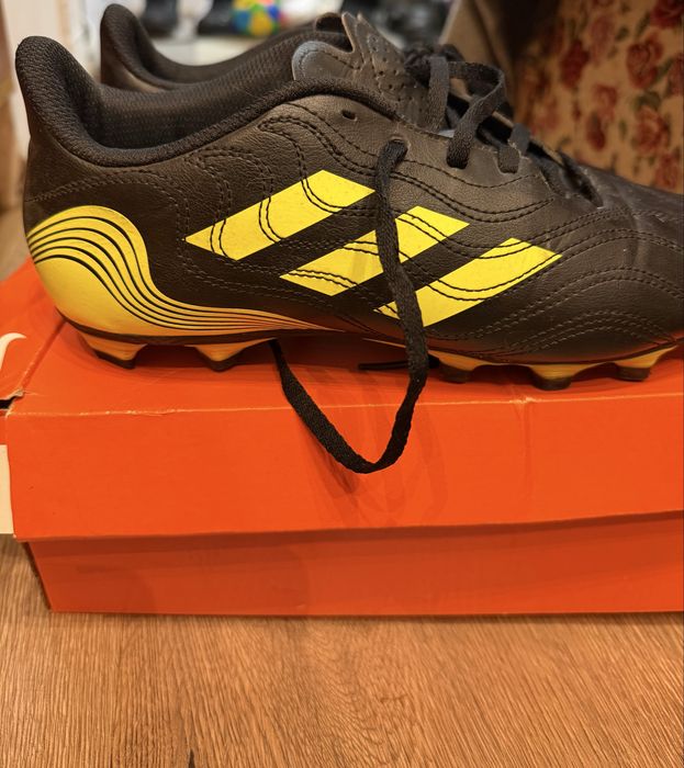 Ghete de fotbal Adidas –mărimea 42 (UK 8)